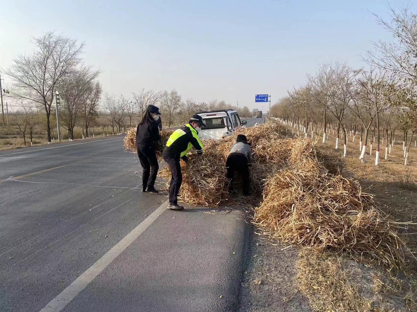 盐池大队11月1日路遇农户拉草车辆故障 巡逻民警暖心相助 左文东 1429140067@qq.com 18809536528 (1).jpg 盐池大队11月1日路遇农户拉草车辆故障 巡逻民警暖心相助 左文东 1429140067@qq.com 18809536528 (1).jpg
