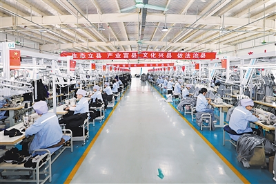 ⑤ 中核(宁夏)同心防护科技有限公司,工人在加工制作防护服。同心县通过引进产业、解决就业,让移民群众稳定增收。