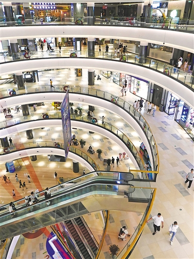 ⑦ 银川市建发阅彩城里人来人往。十年间,银川市一座座商业综合体拔地而起,为市民消费娱乐提供了更多选择。