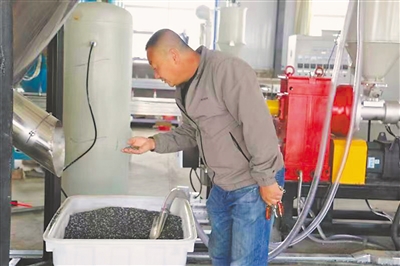 丁记掌村滴灌带加工厂既解决村民就业,又为村集体创收。