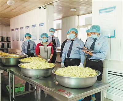 固原市原州区人民检察院开展校园食品安全专项调查活动,重点对学校食堂规范管理运行、食品购进安全追溯体系及餐厨废弃物处理等情况进行调查。