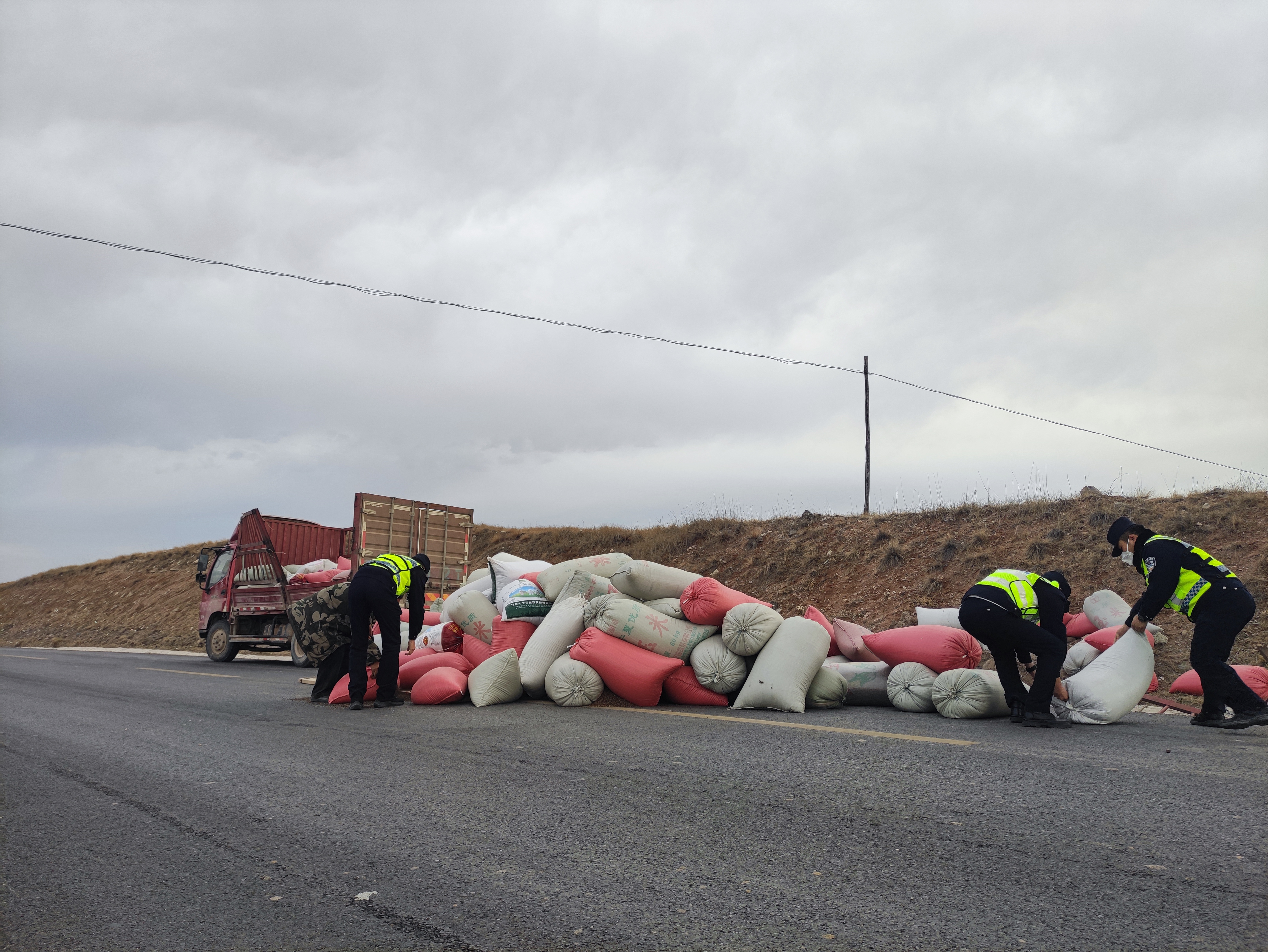 盐池大队11月20车辆侧翻货物散落 巡逻警察援手助左文东 1429140067@qq.com 18809536528.jpg 盐池大队11月20车辆侧翻货物散落 巡逻警察援手助左文东 1429140067@qq.com 18809536528.jpg