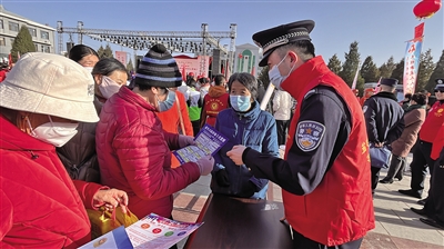 3月3日，盐池县公安局联合县禁毒办，组织广大干警开展禁毒宣传活动。                           本报通讯员 李天成 摄