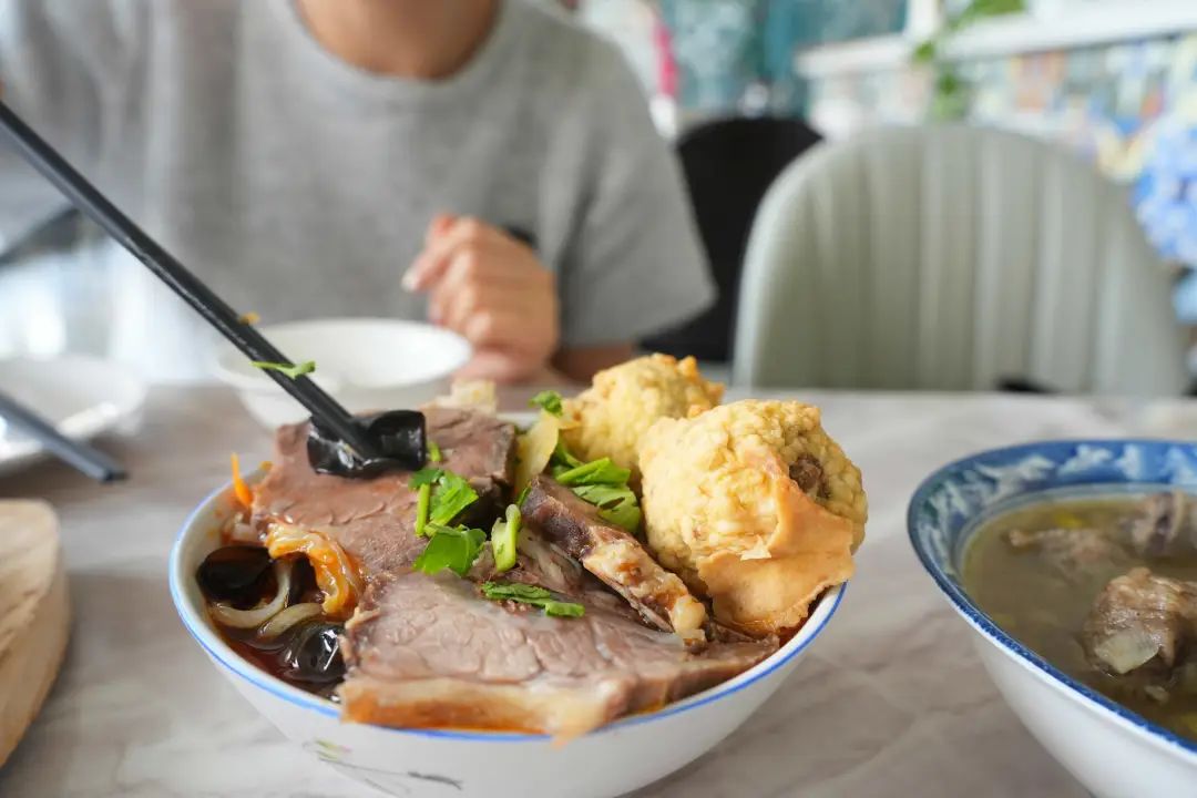 美食丨一碗汤碗子，是乡愁的萦绕和幸福的味道，简单却透着温暖~