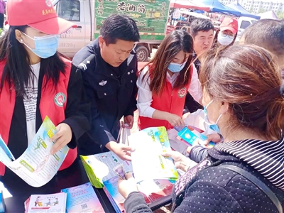 5月12日，盐池县花马池镇禁毒专干和禁毒志愿者向群众宣传禁毒知识。
    本报通讯员 李岩 蒋星星 摄