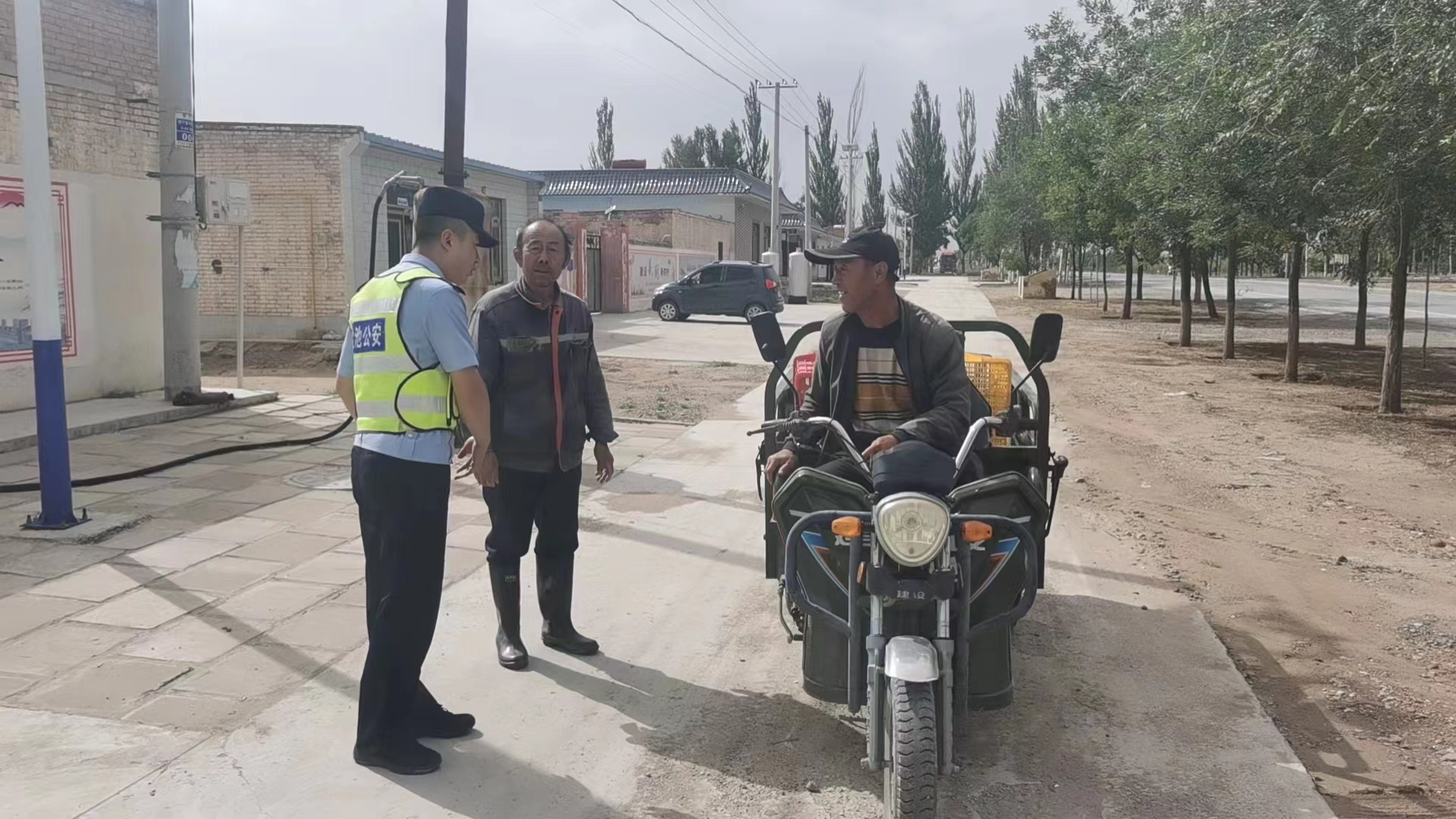 盐池大队7月14日盐池交警扎实开展夏季农村道路交通秩序整治工作左文东 1429140067@qq.com 18809536528 (8).jpg