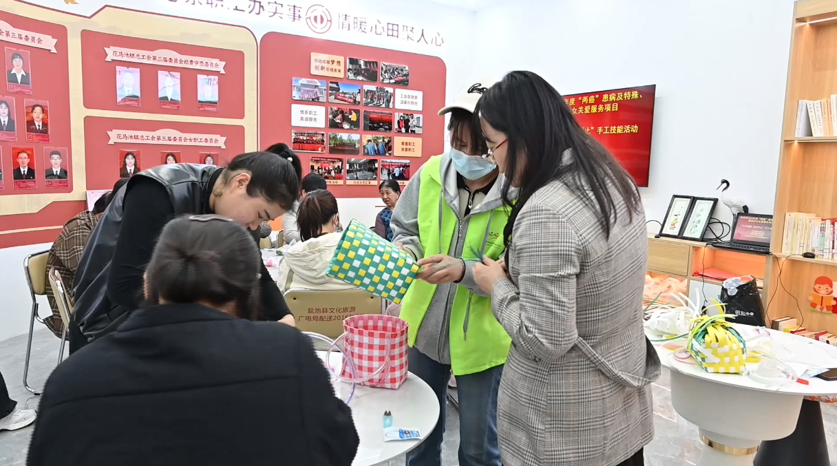 花马池镇开展困境妇女志愿服务关爱活动