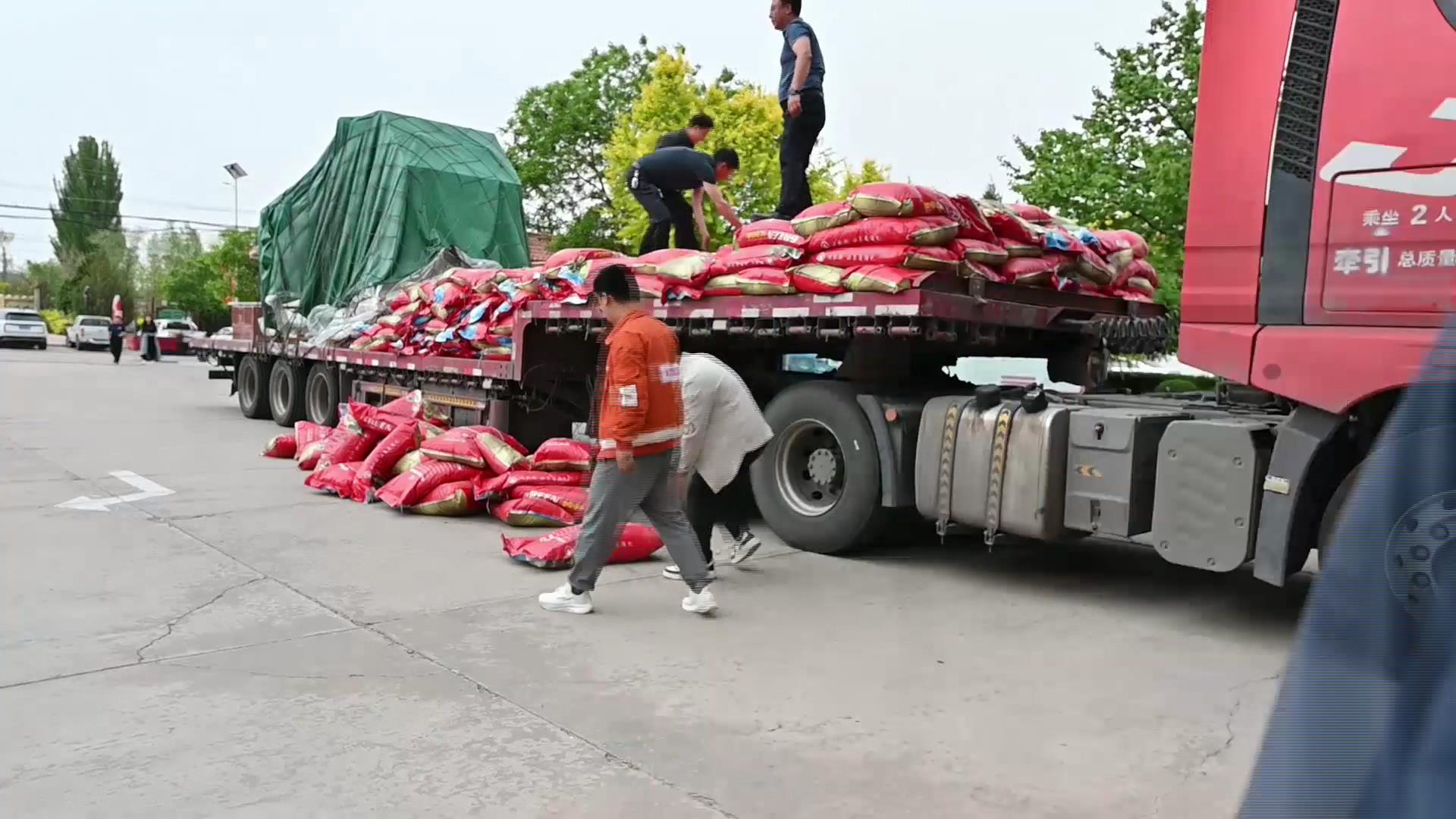 县政协：捐赠爱心化肥  助力农民增收