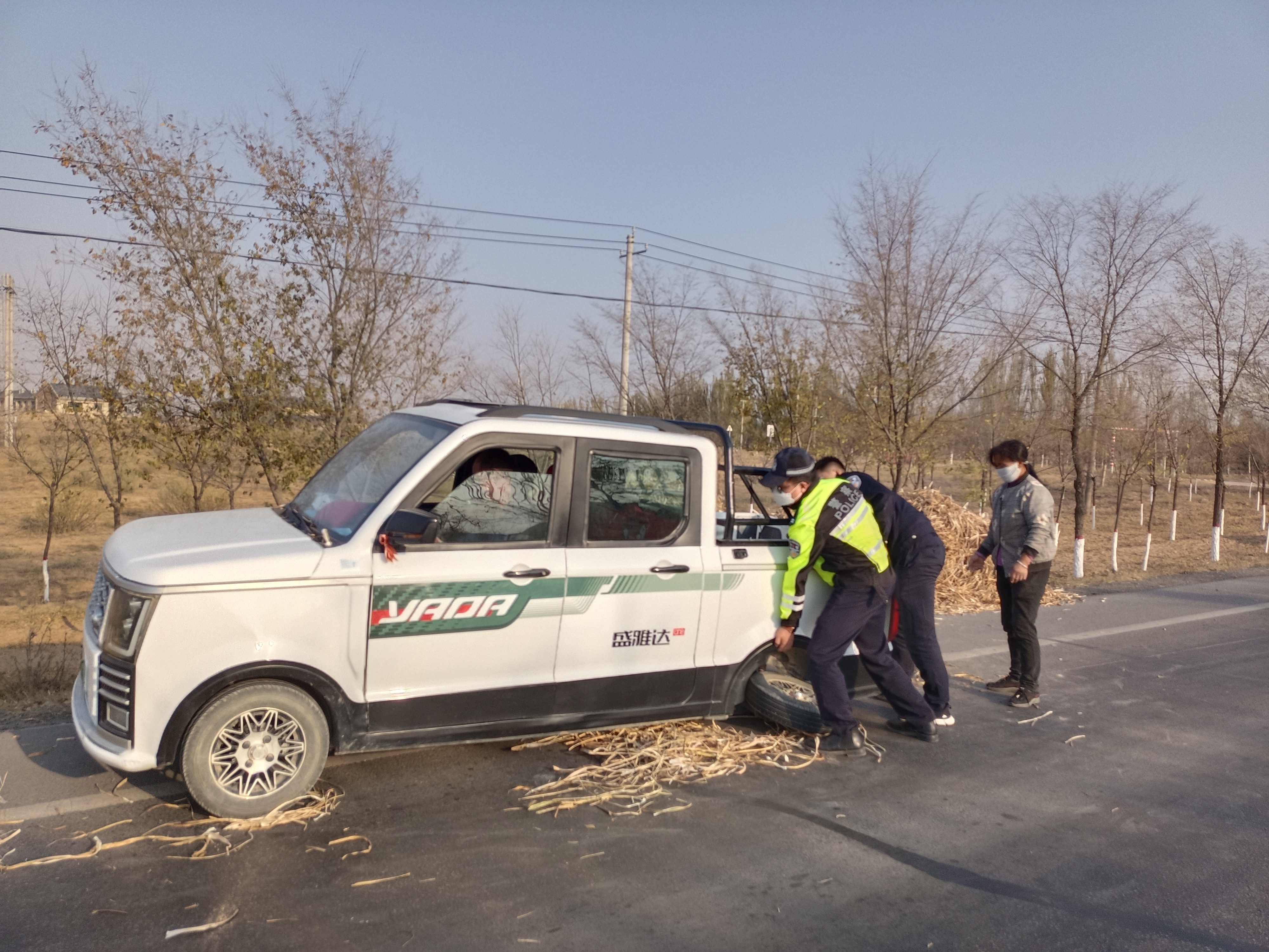 路遇农户拉草车辆故障 盐池民警暖心相助