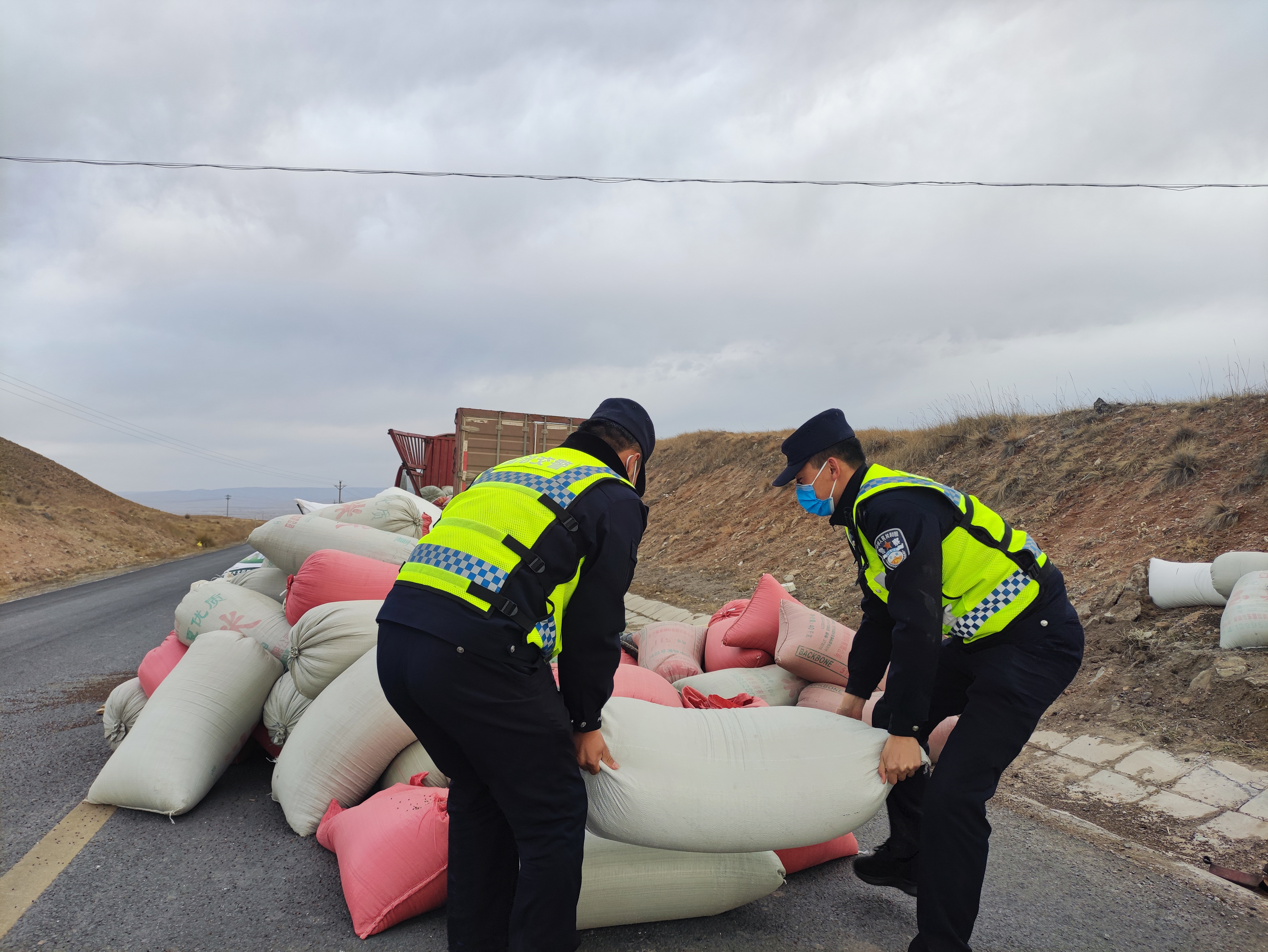 车辆侧翻货物散落 盐池交警伸出援手