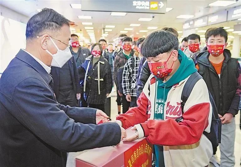 宁夏首批近200名务工人员乘包机赴闽 目前全区5.4万人在福建稳定就业