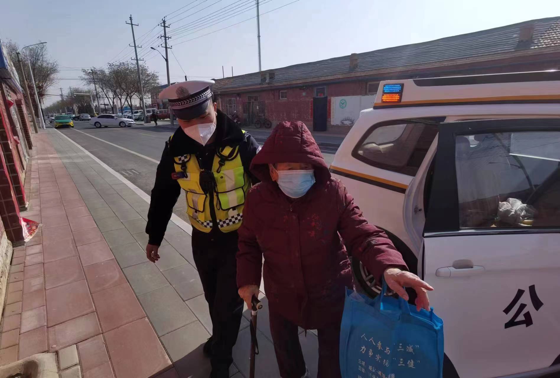 盐池交警暖心送迷路老人回家