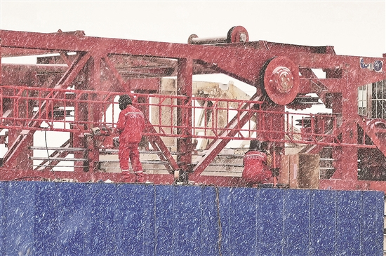 雪花中，焊花开      