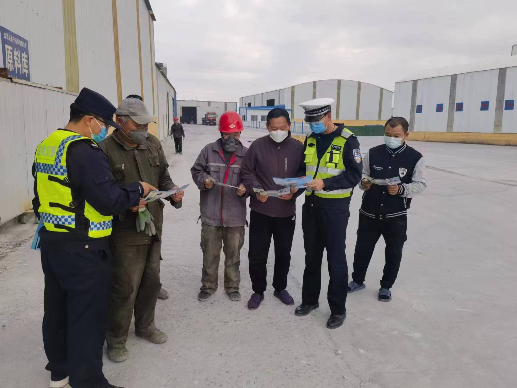 盐池交警持续开展&ldquo;荧光亮尾护民安&rdquo;行动