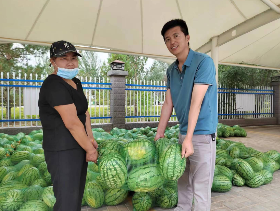 宁报集团驻村工作队牵线盐池县检察院：助力瓜农卖掉5000多斤滞销西瓜