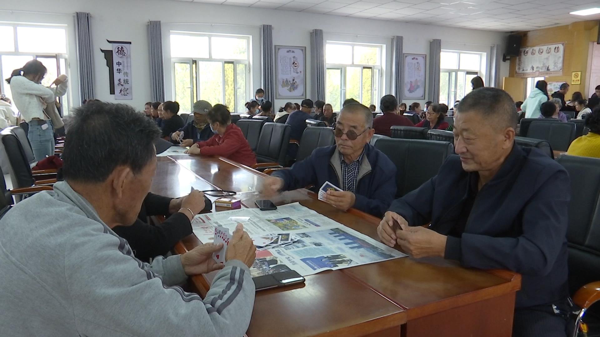 牌桌竞技展风采 邻里同乐享时光