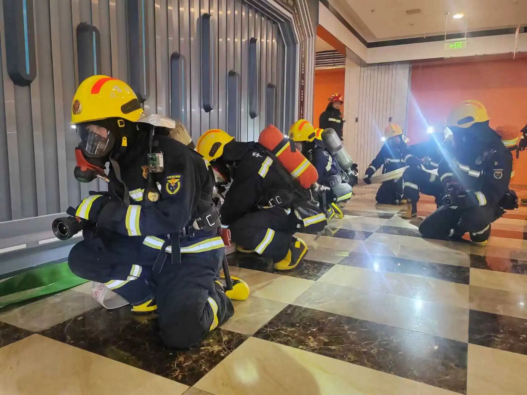 人人讲安全 平安千万家 | 县消防救援大队开展高层建筑灭火救援实战演练