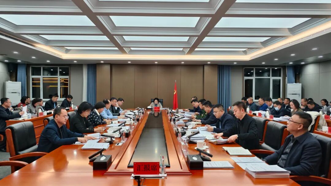 县委召开理论学习中心组（扩大）学习会 刘娜主持并讲话